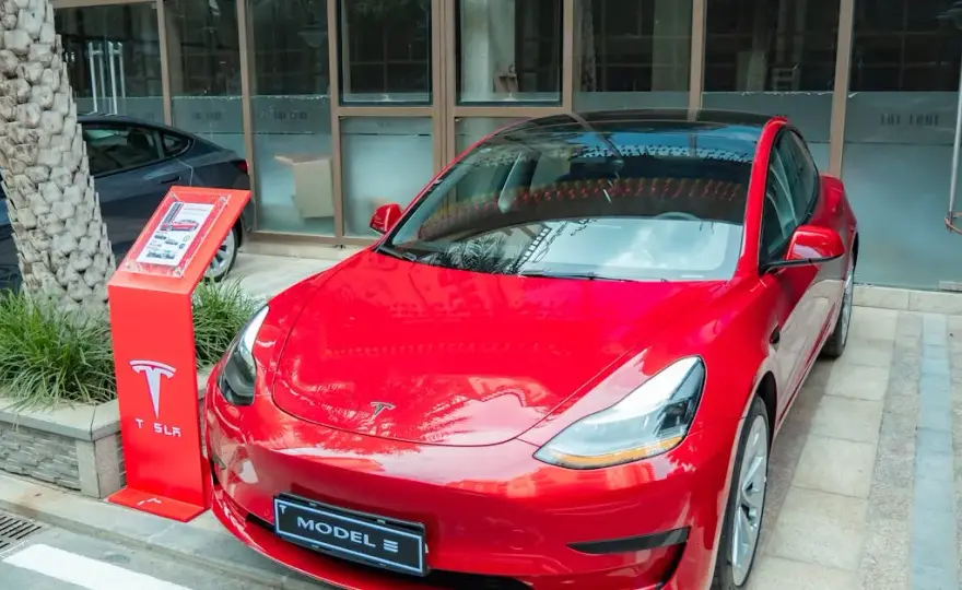 Tesla performance: czym wyróżnia się ta wersja modelu?
