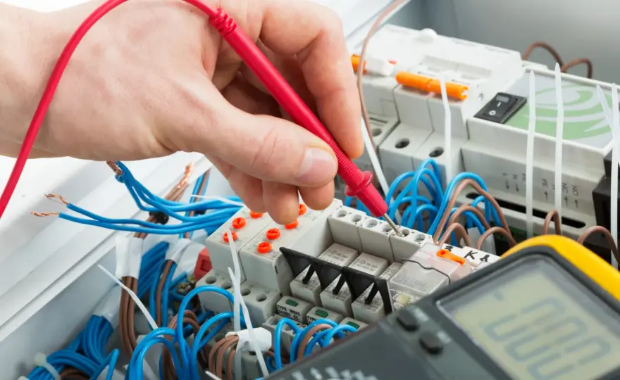Ile kosztuje punkt elektryczny? Ceny instalacji w różnych miastach