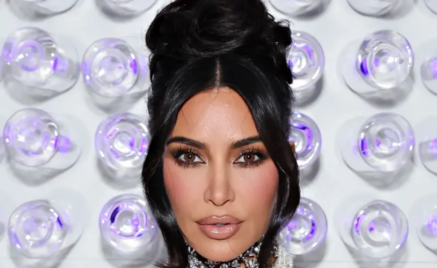 Kim Kardashian i jej wyjątkowe style manicure francuskiego
