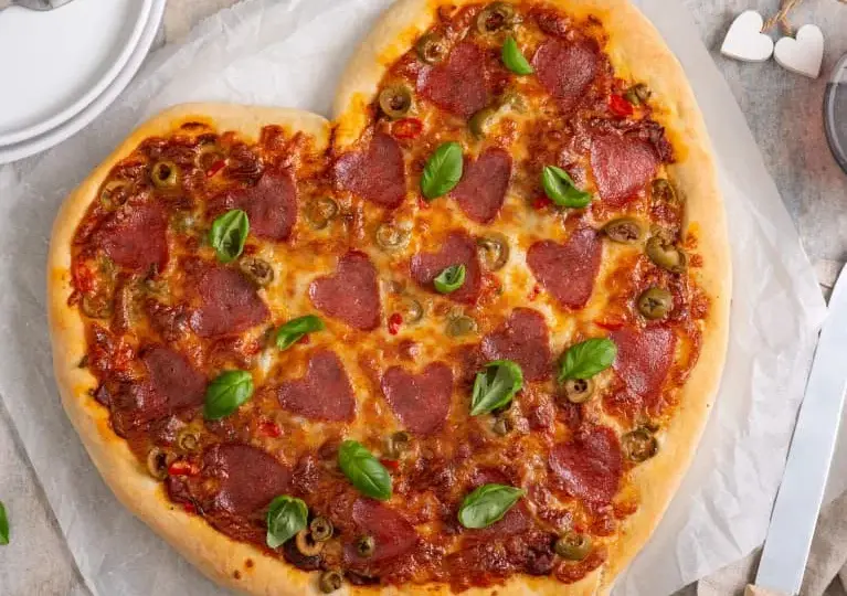 Walentynkowa blacha do pizzy w kształcie serca: przewodnik dla romantyków