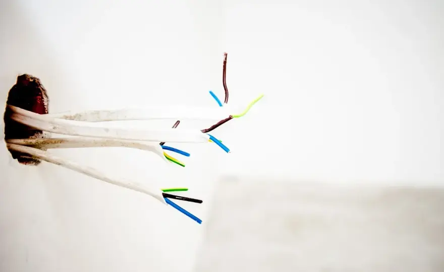 Elektryka w domu o czym pamiętać, aby uniknąć niebezpieczeństw i kosztów