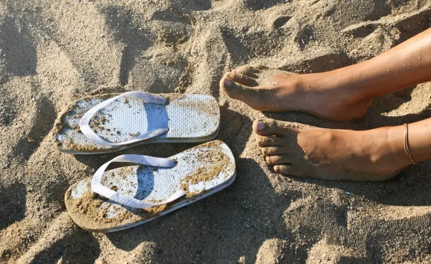 Ile i jakie buty spakować na wakacje i wycieczki?
