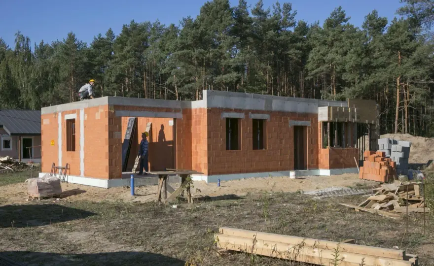 Porównanie materiałów budowlanych: co wybrać, aby zaoszczędzić?