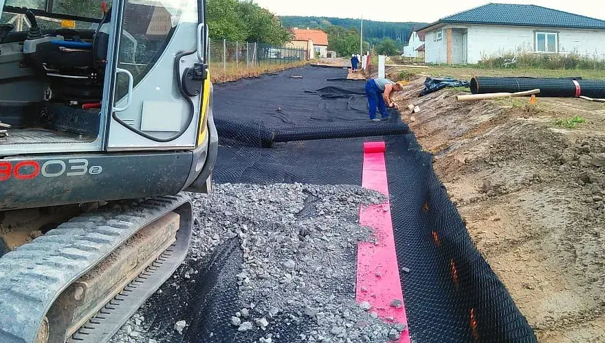 Geowłóknina pod tłuczeń: Jak prawidłowo stosować w nawierzchniach