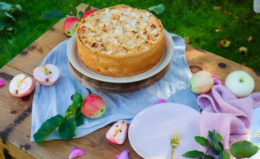Kołacz z rabarbarem jak u babci! Przepis na słodkie wspomnienia