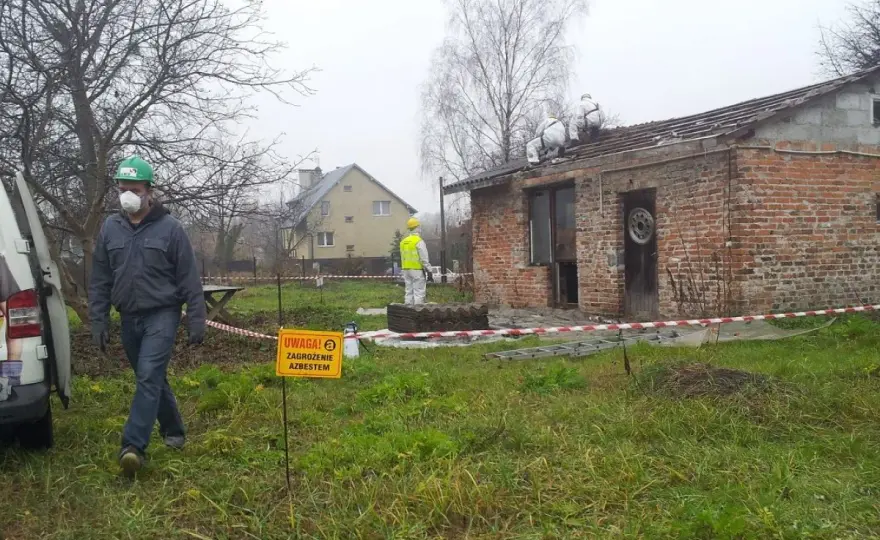 Co zrobić z eternitem zdjętym z dachu? Bezpieczne usunięcie i utylizacja