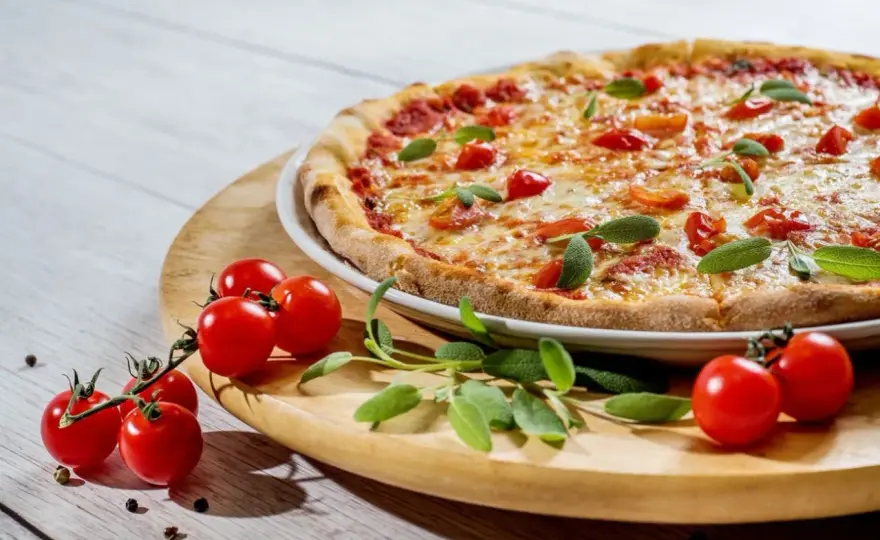 Jak podgrzać mrożoną pizzę w mikrofali, aby nie straciła smaku