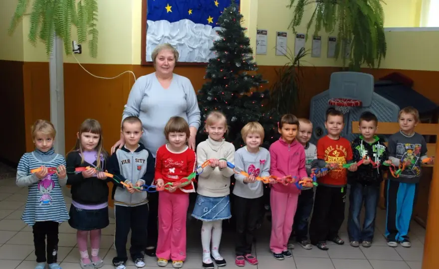 Jak elegancko ubrać dziecko na choinkę szkolną: praktyczne wskazówki