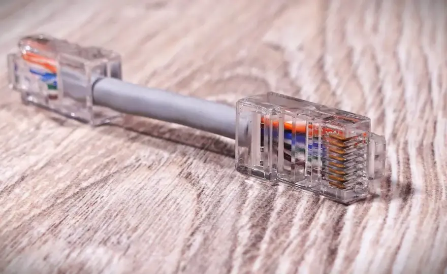 Jak zacisnąć kabel internetowy: proste kroki, by uniknąć błędów