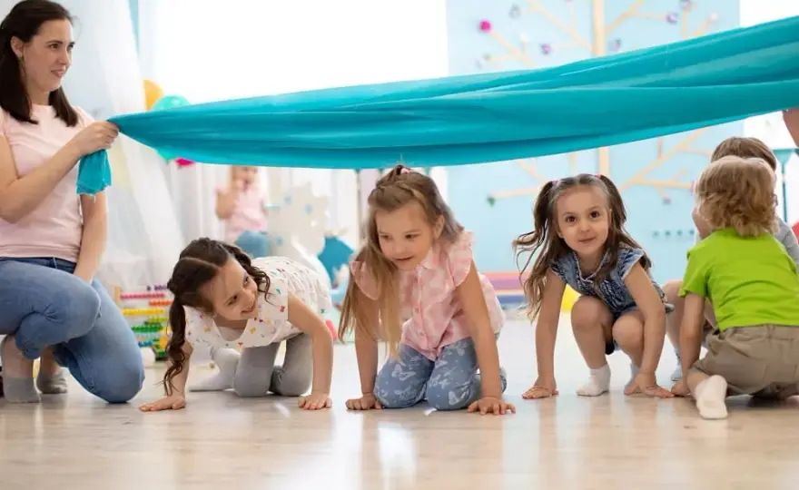 Co to za zabawa? Poznaj jej rodzaje, funkcje i znaczenie