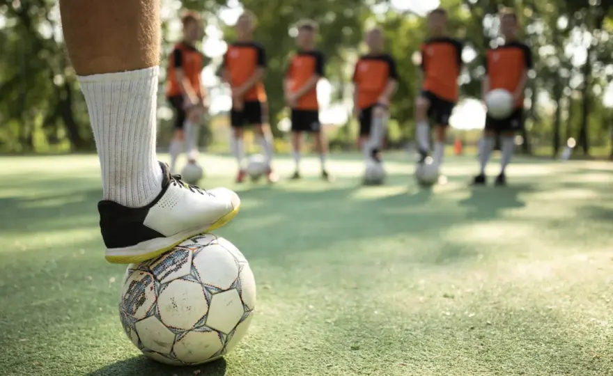 Najwięksi sponsorzy sportowi dominujący w światowych rozgrywkach