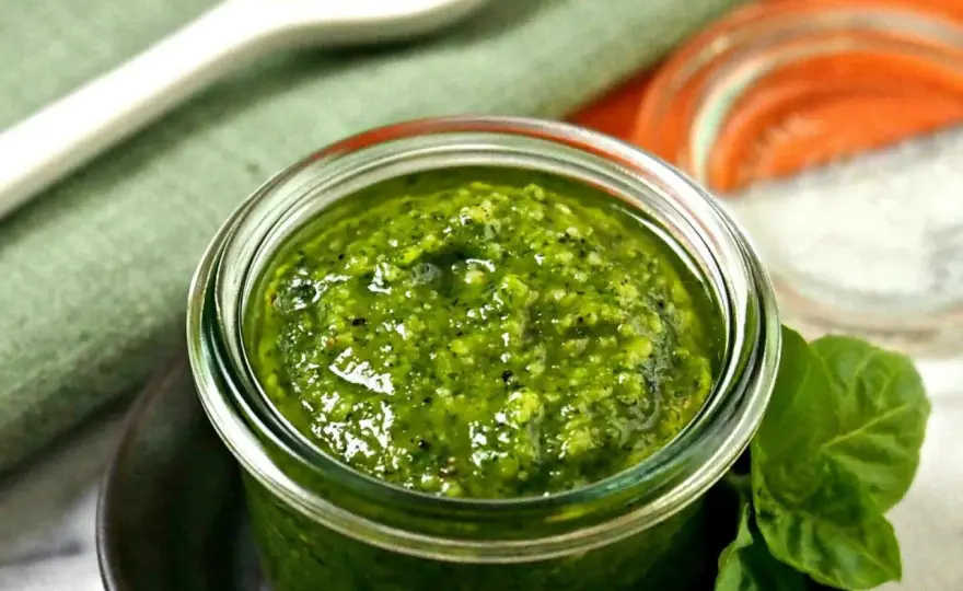 Pesto co to? Poznaj składniki, historię i zastosowanie tego sosu