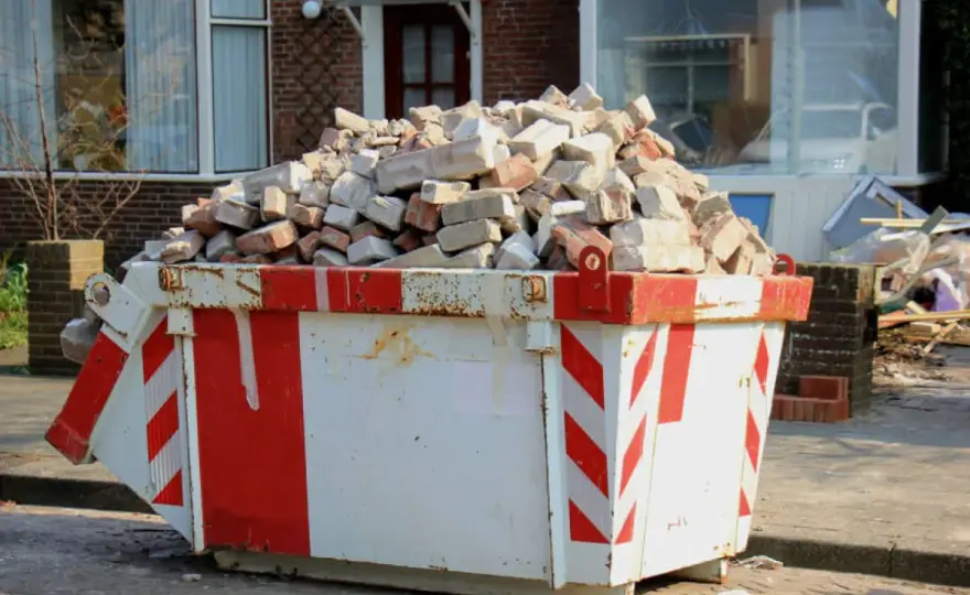 Wyrzucanie gruzu do śmieci: Poznaj legalne sposoby utylizacji i wysokość kar