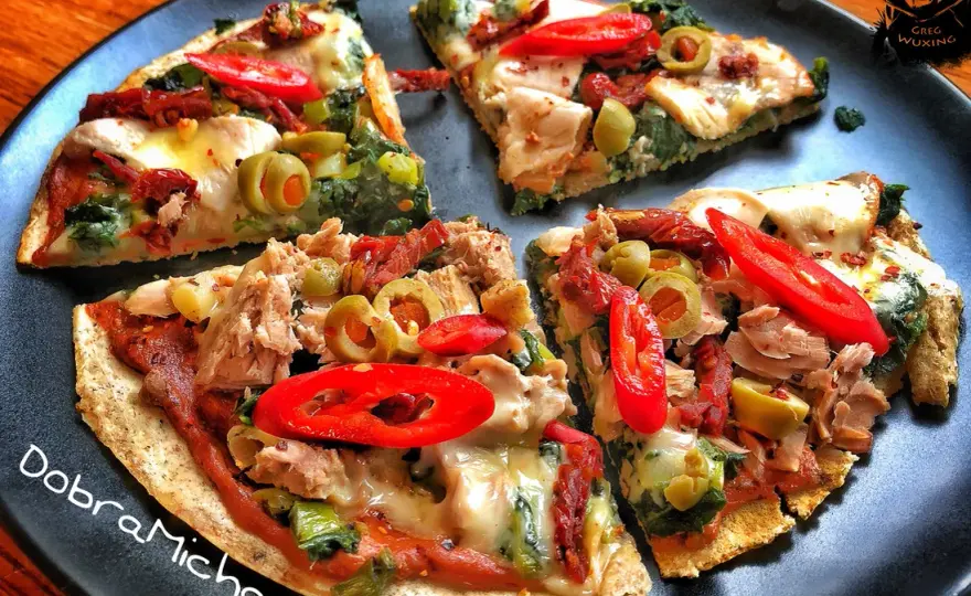 Jak zrobić pyszną fit pizzę z patelni - najlepszy przepis dla zabieganych