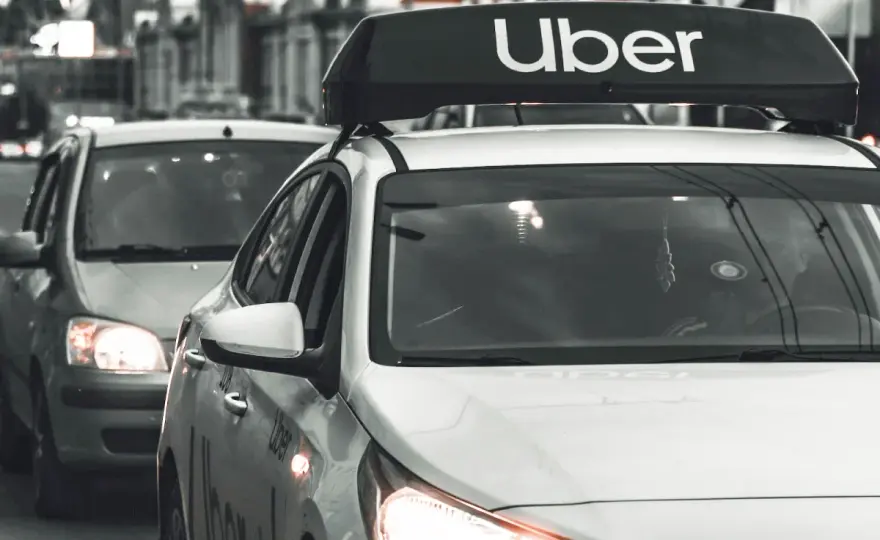 Zarobki w Uber: Realne opinie kierowców na forach internetowych