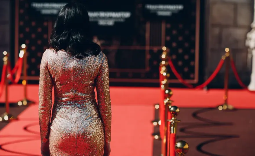 Jak się ubrać na imprezę w stylu red carpet: kompletny poradnik elegancji