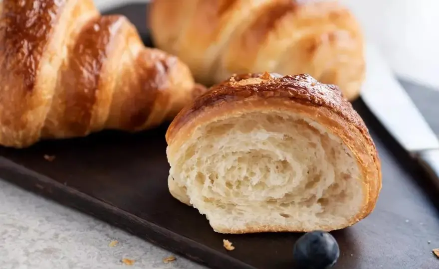 Z czym zrobić ciasto francuskie na słodko? Przepisy na pyszne desery