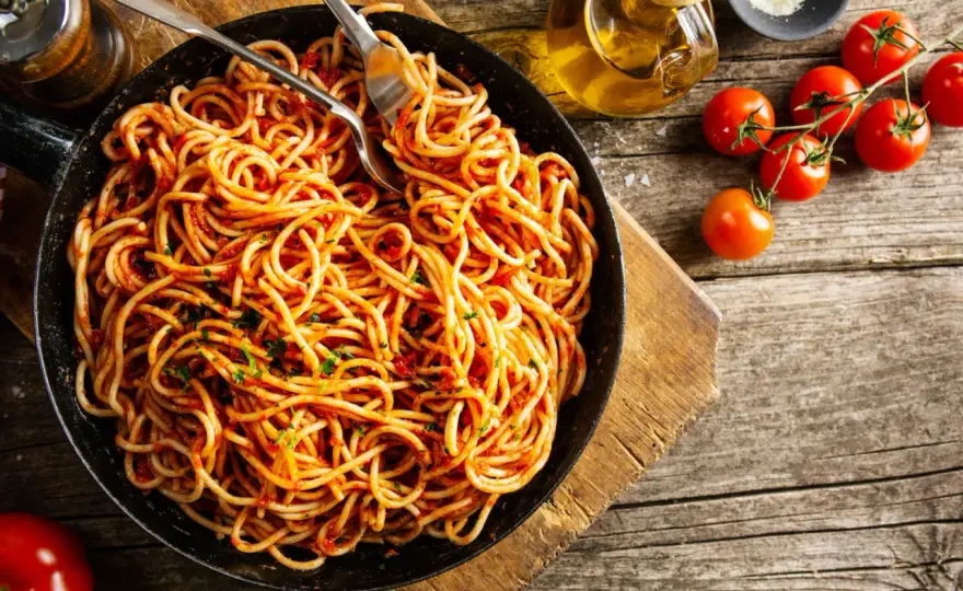 Szybkie spaghetti z patelni - prosty przepis na pyszne danie