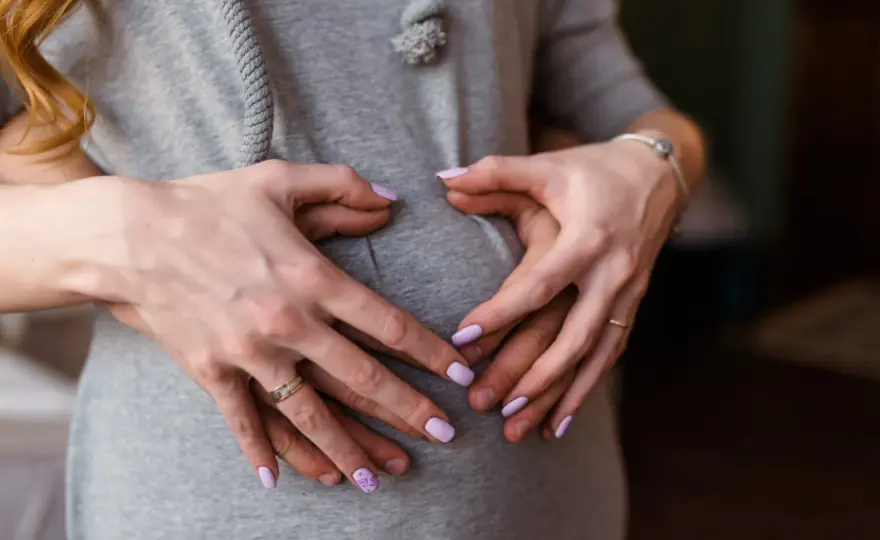 Czy manicure hybrydowy jest bezpieczny w ciąży? Ryzyka i zalecenia dla mam