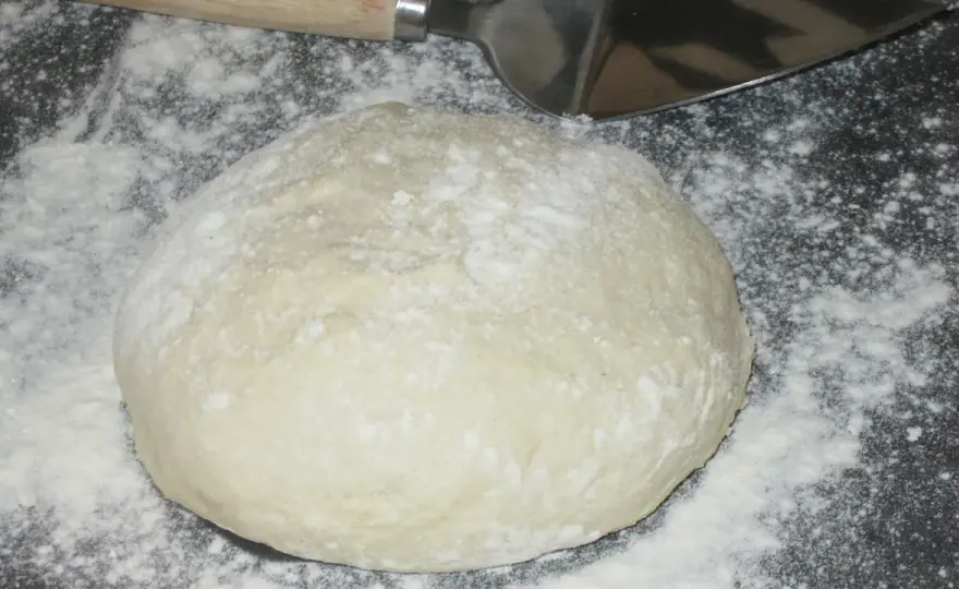 Jak zrobić ciasto na pizzę, które zawsze się udaje – sprawdzone przepisy