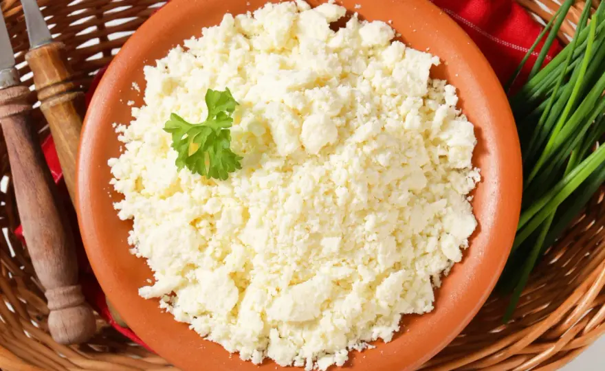 Bryndza jak smakuje? Odkryj jej wyjątkowy smak i aromat