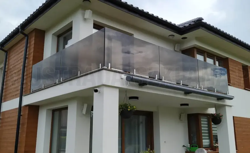 Balustrada szklana na balkon: montaż, zalety i inspiracje