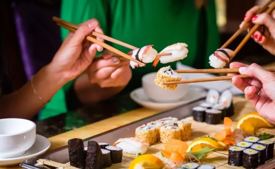 Ile sushi na 2 osoby - idealna porcja, aby nie być głodnym
