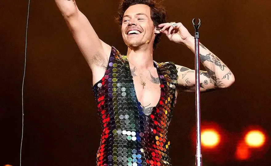 Outfit na koncert Harry Styles: 7 stylowych inspiracji dla fanów