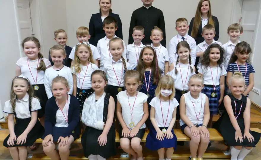 Jak ubrać dziecko na zakończenie przedszkola: 5 sprawdzonych stylizacji