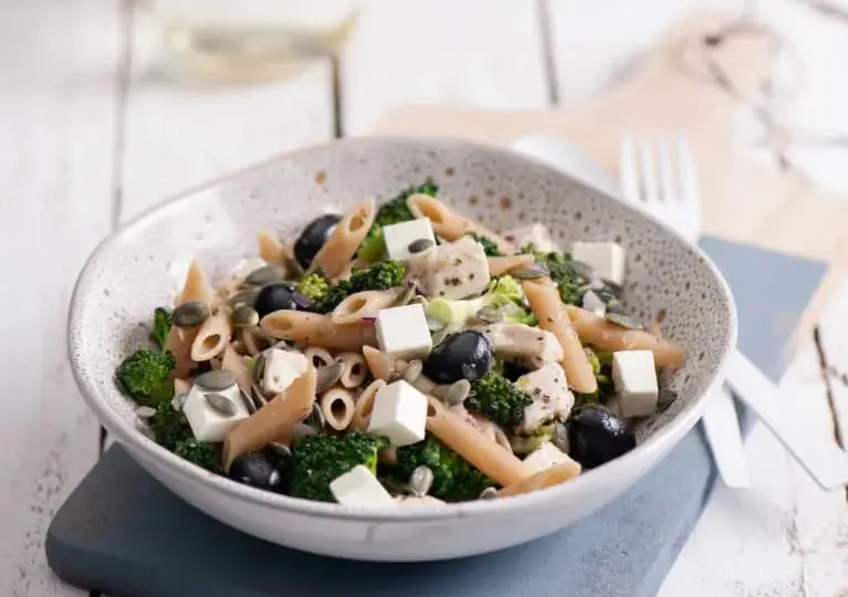 Fit sałatka z makaronem pełnoziarnistym: 3 pyszne przepisy