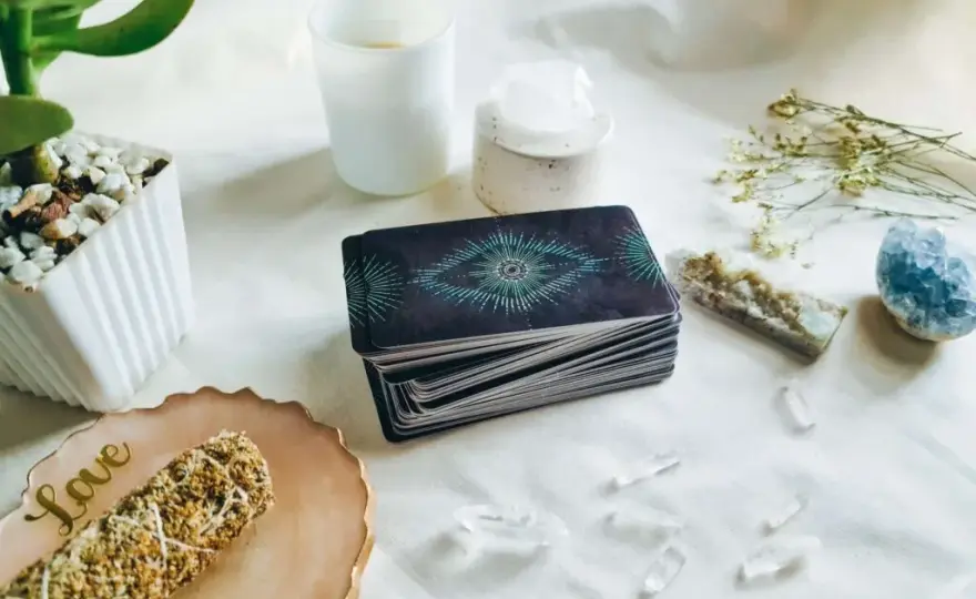 Co to tarot? Odkryj tajemnice kart i ich znaczenie w wróżeniu