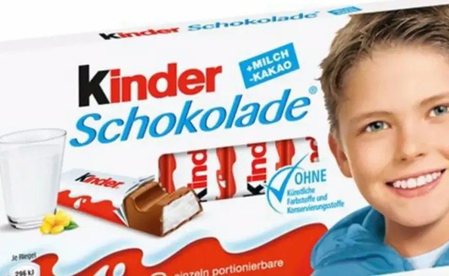 Kto jest na opakowaniu kinder czekolady? Poznaj modela i jego historię