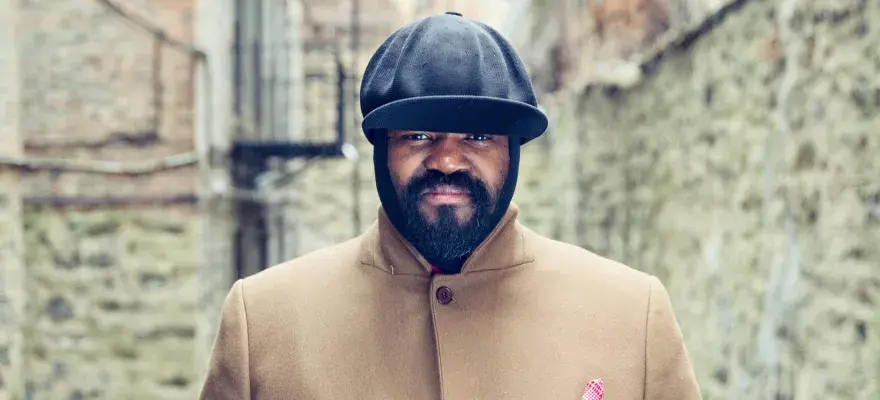 Dlaczego Gregory Porter nosi czapkę? Ciekawe powody i znaczenie stylu.