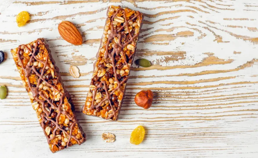 Co dają batony proteinowe i jak mogą wspierać Twoje cele fitness?