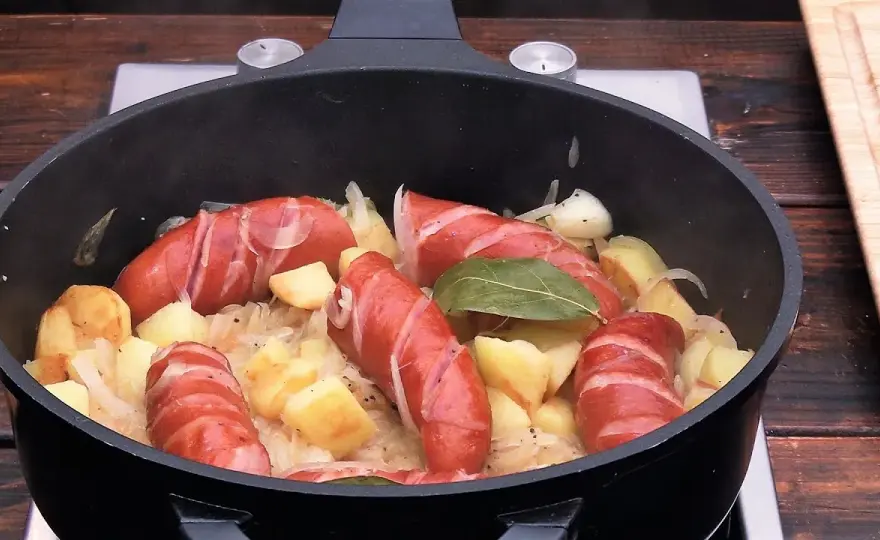 Prosty przepis na obiad z kiełbasą, który zaskoczy Twoich bliskich