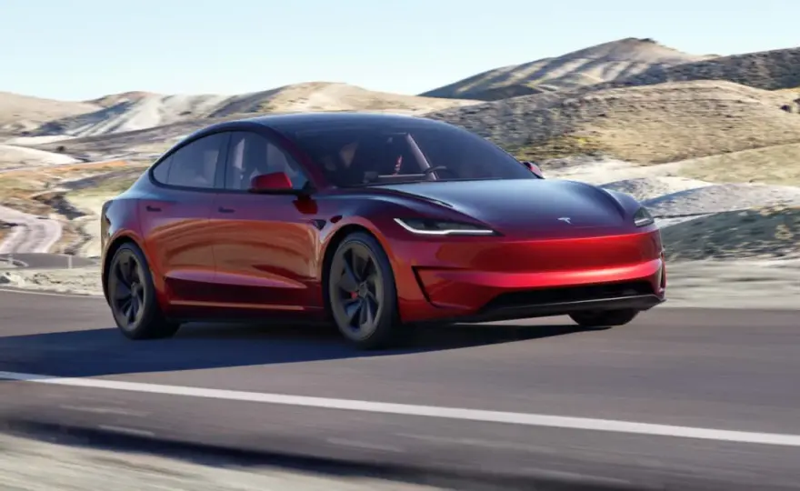 Tesla Model 3 ile koni - porównanie mocy wersji i ich osiągi
