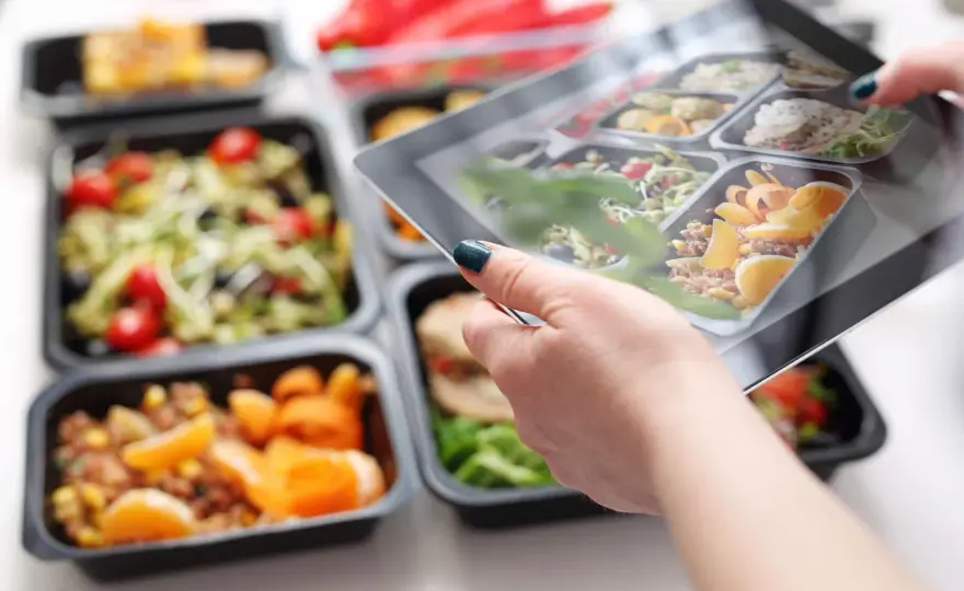 Catering dietetyczny co to? Odkryj zalety i różnice w diecie pudełkowej