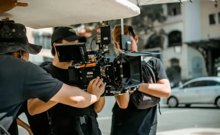 Skuteczne filmy promocyjne – jak stworzyć przyciągające filmy reklamowe