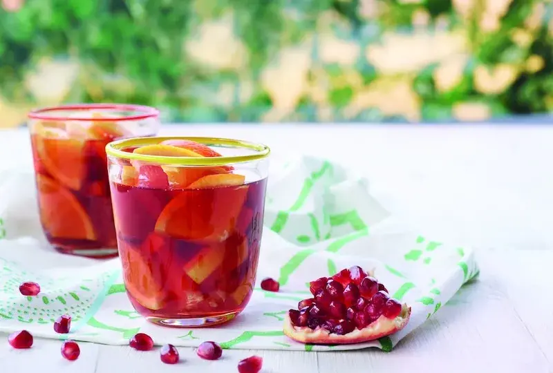 Przepisy na wiosenną herbatę z owocami - aromatyczne domowe napoje