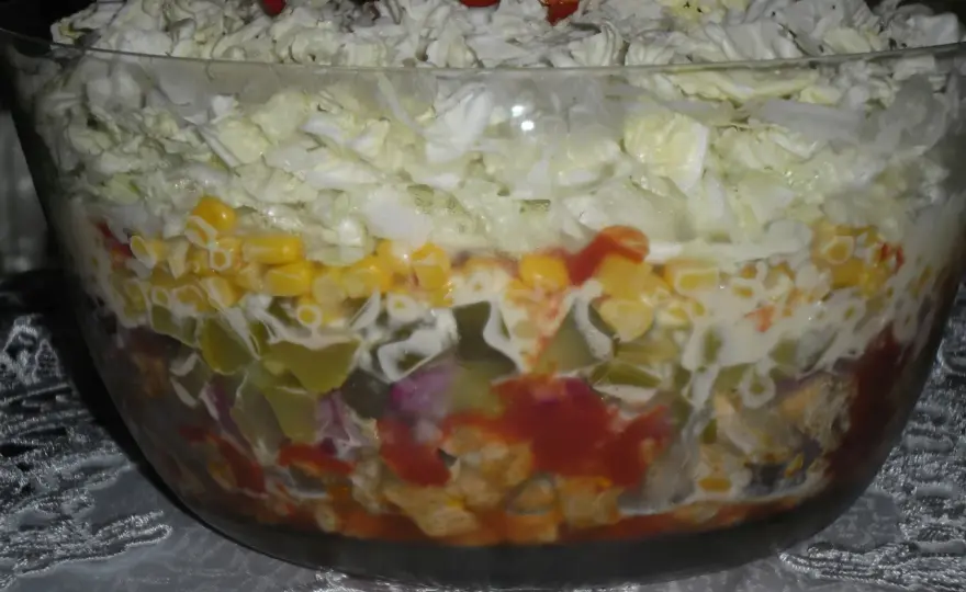 Sałatka gyros jak układać warstwy, aby uniknąć błędów i zachwycić smakiem
