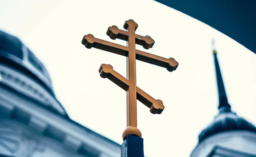 Czy katolik może nosić krzyż prawosławny? Odkryj kontrowersje i zasady