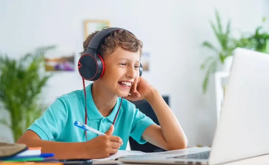 Czy uczniowie w szkole w chmurze mają obowiązkowe lekcje? Oto prawda
