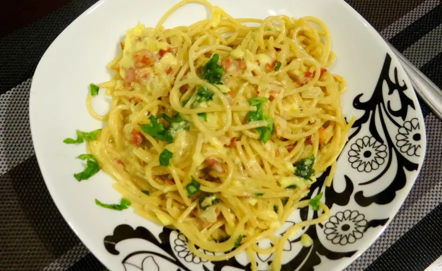 Biały sos do spaghetti - proste przepisy na pyszny makaron