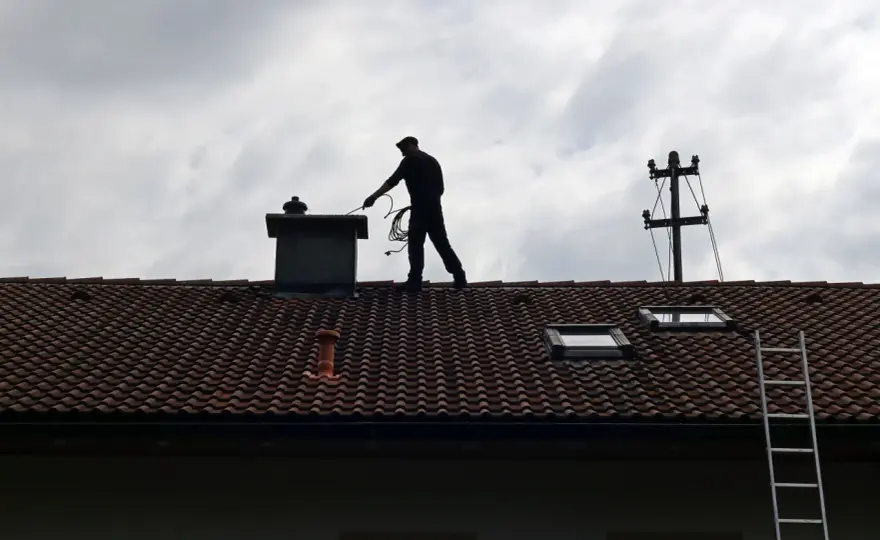 Ile zapłacisz za wizytę kominiarza? Cennik usług w Polsce