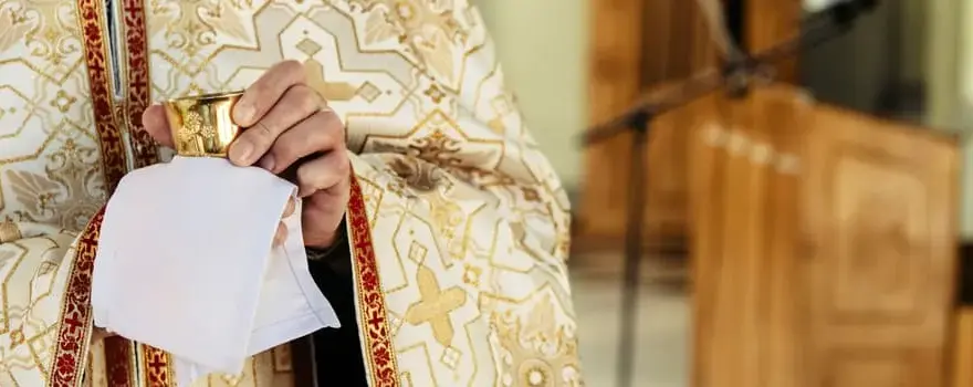 Czy ksiądz może odmówić chrztu nieślubnemu dziecku? Zasady i konsekwencje