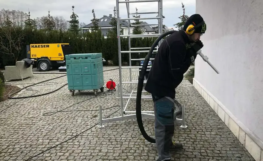 Skuteczne czyszczenie elewacji z błota: proste metody i sprawdzone sposoby