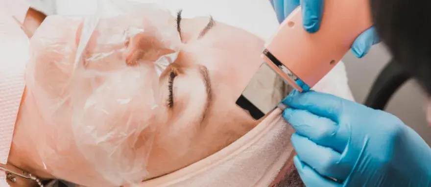 Co daje peeling kawitacyjny? Zobacz efekty i korzyści dla skóry