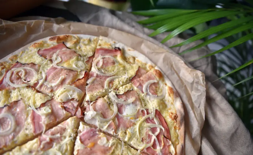 Jaka szynka na pizzę? Odkryj najlepsze smaki i połączenia