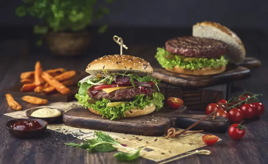 Skąd pochodzą hamburgery? Zaskakująca historia ich powstania