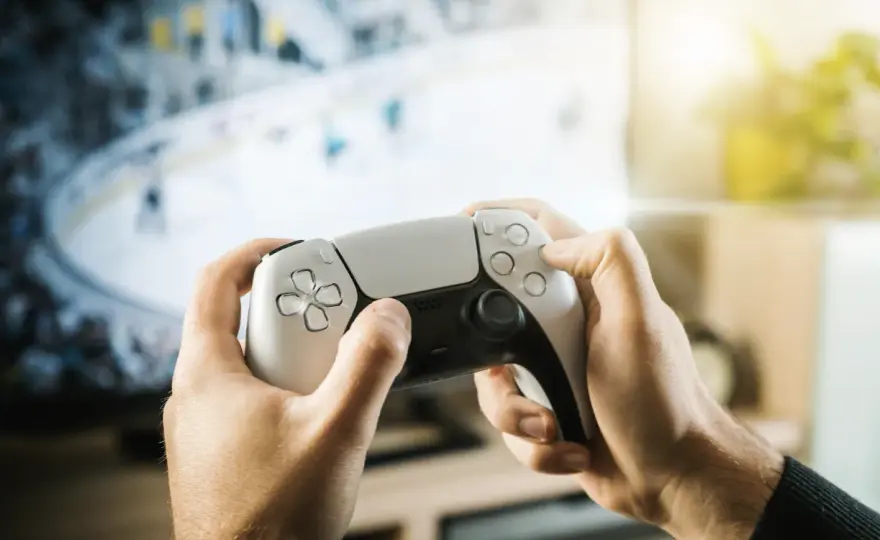 Joystick czy gwizdek: kto wygra uwagę młodych — esport kontra sport tradycyjny